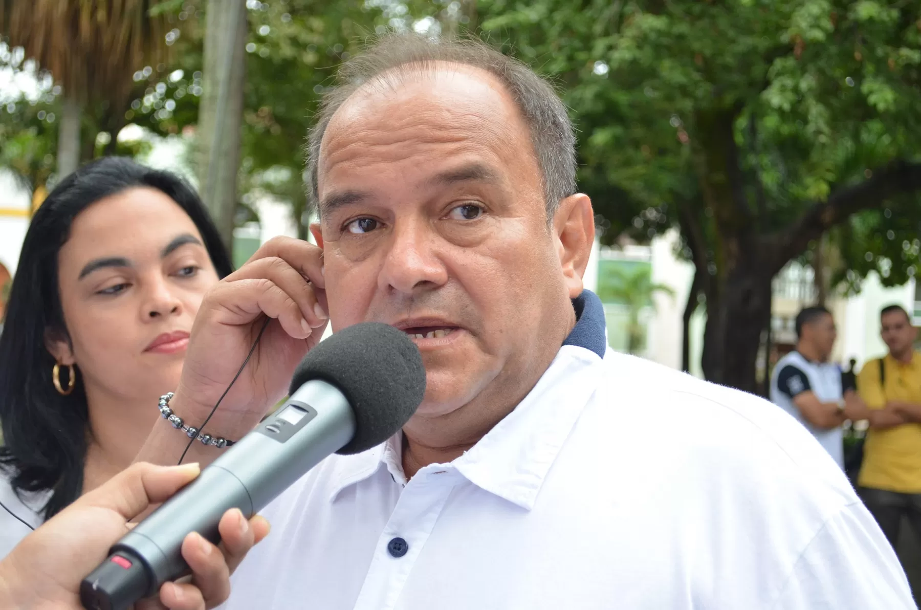 El alcalde de Arauca, Benjamín Socadagüi en la apertura de la jornada de votación del plebiscito en el municipio de Arauca.